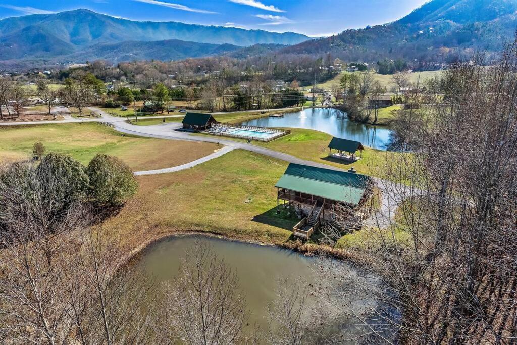 Spectacular Mtns Views With Private Hot Tub With Pool Table And Private Pond Sevierville Exterior foto
