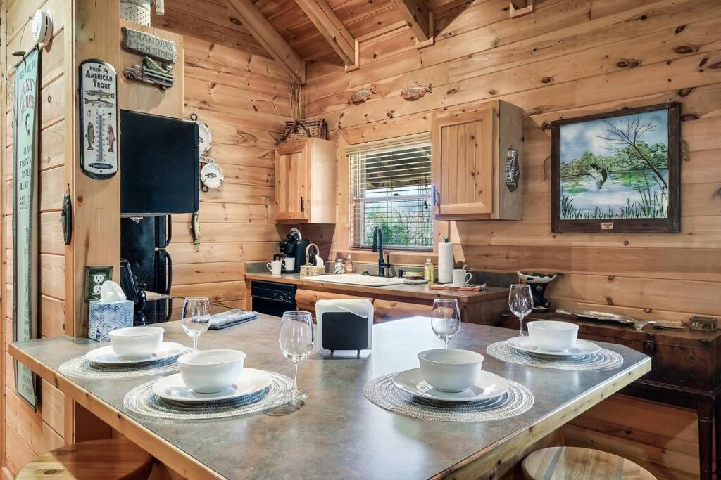 Spectacular Mtns Views With Private Hot Tub With Pool Table And Private Pond Sevierville Exterior foto