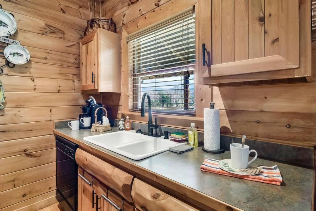Spectacular Mtns Views With Private Hot Tub With Pool Table And Private Pond Sevierville Exterior foto